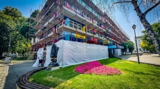 Започнаха да чистят фасадата на Младежкия дом - няма да се пречи на работата на школите и на Ритуалната зала